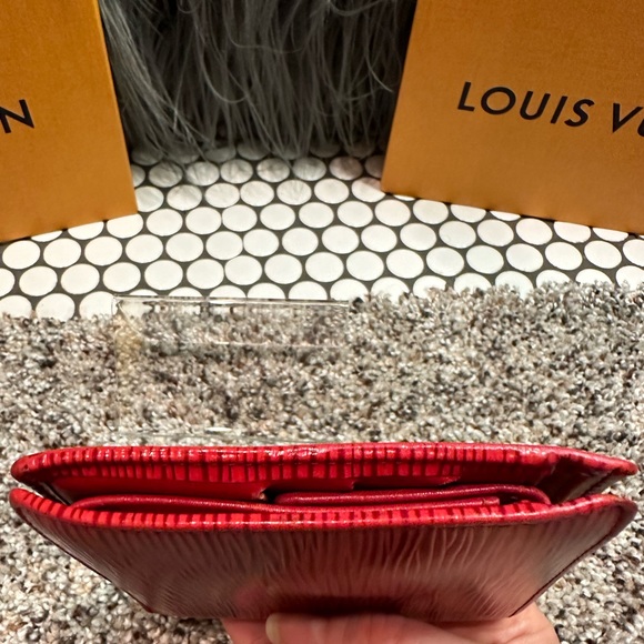 Louis Vuitton red Epi Men’s Wallet. - Picture 5 of 12